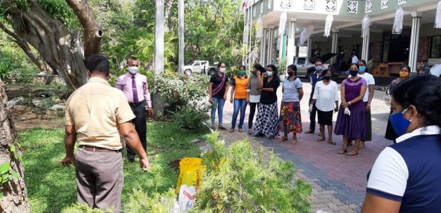 සෞභාගයා ගෙවතු වගාව ආරම්භක වැඩසටහන යටතේ 2020.05.15 දින දිස්ත්‍රික් ලේකම් කාර්යාල පරිශ්‍රයේදී පැවැත්වූ පැළ සිටුවීමේ අවස්ථාව.